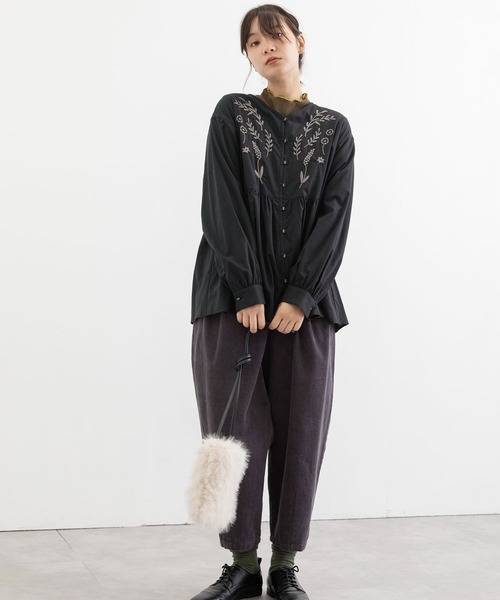 POU DOU DOU(プードゥドゥ)の「フロント刺繍ゆるVあきブラウス(シャツ/ブラウス・レディース・ブラック/アイボリー/オリーブ・3)」の18枚目の写真