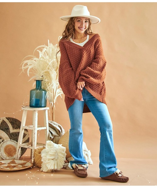 anap mimpi（アナップミンピ）の「深Vネックポップコーンニットプルオーバー（ニット/セーター・レディース・キャメル/レッド/グレイッシュベージュ/ターコイズブルー・FREE）」の13枚目の写真