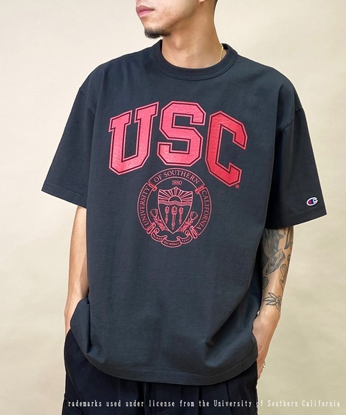 Champion（チャンピオン）の「CHAMPION/チャンピオン カレッジロゴTシャツ USAコットン/バインダーネック/フロントプリント C5-X303（Tシャツ/カットソー・メンズ・ホワイト×レッド/ホワイト/ブラック/レッド・M/L/XL）」の3枚目の写真