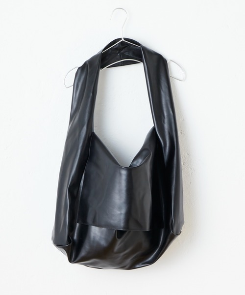 WHIMSIC(ウィムジック)の「【UNISEX】ヴィーガンレザーニュースペーパーバッグ(メッセンジャーバッグ・メンズ・アイボリー/ブラック・FREE)」の2枚目の写真