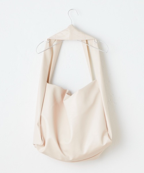 WHIMSIC(ウィムジック)の「【UNISEX】ヴィーガンレザーニュースペーパーバッグ(メッセンジャーバッグ・メンズ・アイボリー/ブラック・FREE)」の4枚目の写真