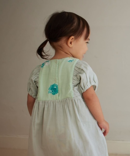 NAOMI ITO（ナオミイトウ）の「【Hommage(オマージュ)】 ガーゼパフロンパース（ロンパース・キッズ・クリーム/ライトグリーン・70cm/80ｃｍ）」の3枚目の写真