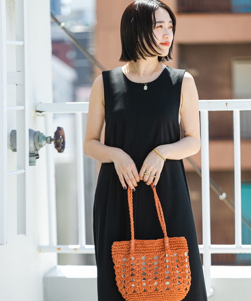 ITEMS URBANRESEARCH（アイテムズ アーバンリサーチ）の「バッククロスワンピース（ジャンパースカート・レディース・ブラック/グリーン系その他・FREE）」の4枚目の写真