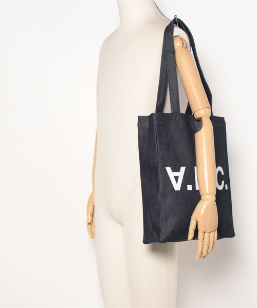 A.P.C.（アーペーセー）の「TOTE LAURE（トートバッグ・メンズ・インディゴブルー・ONESIZE）」の7枚目の写真