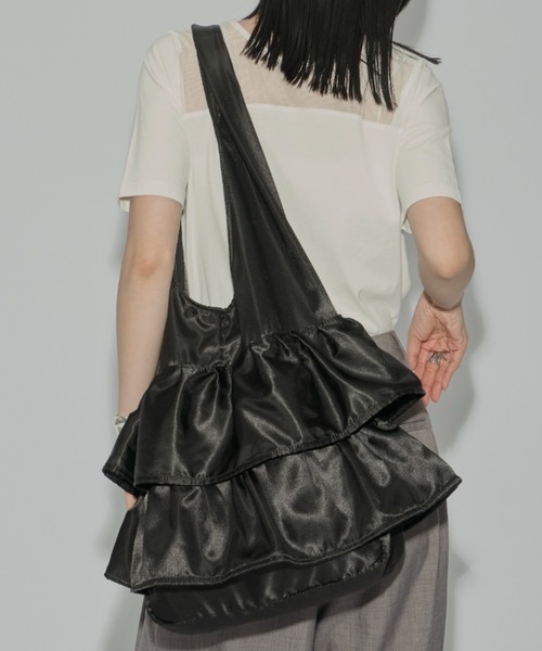 Aunt Marie's（アントマリーズ）の「ティアードフリルサテンビッグトート / 大容量 / A4収納可能（トートバッグ・レディース・ベージュ/ブラック/ブルー・FREE）」の2枚目の写真