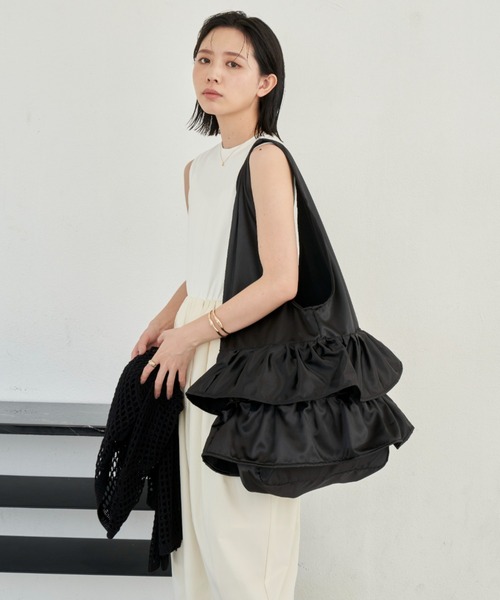 Aunt Marie's（アントマリーズ）の「ティアードフリルサテンビッグトート / 大容量 / A4収納可能（トートバッグ・レディース・ベージュ/ブラック/ブルー・FREE）」の7枚目の写真