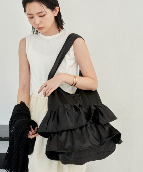 Aunt Marie's（アントマリーズ）の「ティアードフリルサテンビッグトート / 大容量 / A4収納可能（トートバッグ・レディース・ベージュ/ブラック/ブルー・FREE）」の6枚目の写真