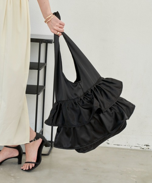 Aunt Marie's（アントマリーズ）の「ティアードフリルサテンビッグトート / 大容量 / A4収納可能（トートバッグ・レディース・ベージュ/ブラック/ブルー・FREE）」の9枚目の写真