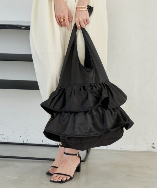 Aunt Marie's（アントマリーズ）の「ティアードフリルサテンビッグトート / 大容量 / A4収納可能（トートバッグ・レディース・ベージュ/ブラック/ブルー・FREE）」の10枚目の写真