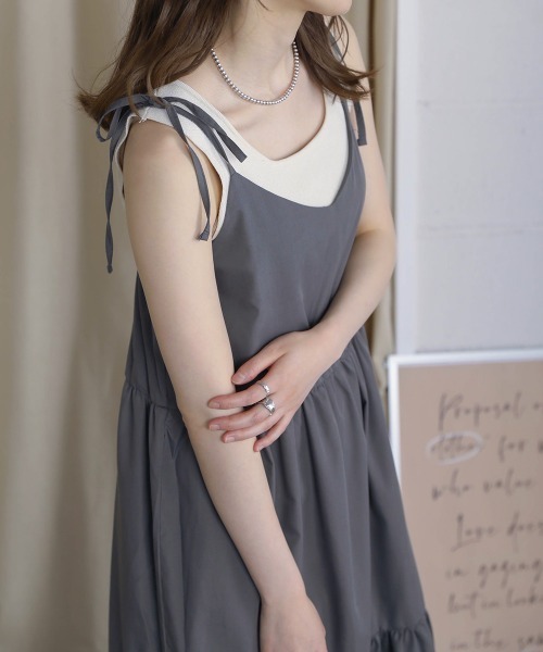 Bab（バブ）の「リボンストラップティアードワンピース（ワンピース・レディース・チャコールグレー/ベージュ/モカ/ライトカーキ/ブラック・M）」の4枚目の写真