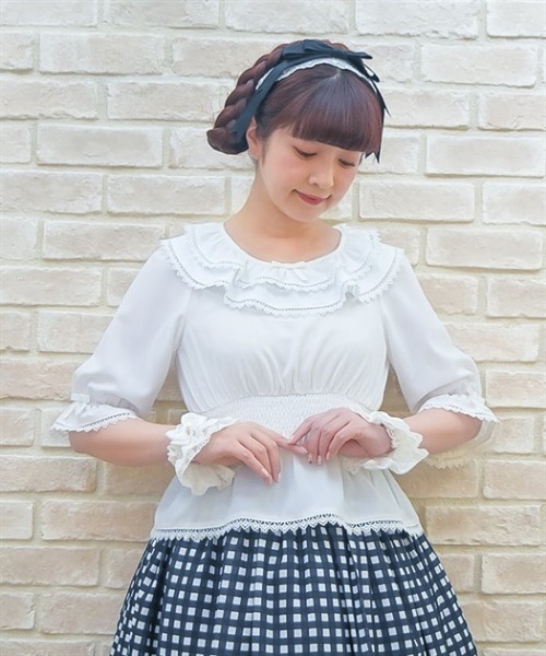 axes femme(アクシーズファム)の「フリル襟シャーリングブラウス(シャツ/ブラウス・レディース・ホワイト/サックスブルー/ワイン/ブラック・MEDIUM)」の1枚目の写真