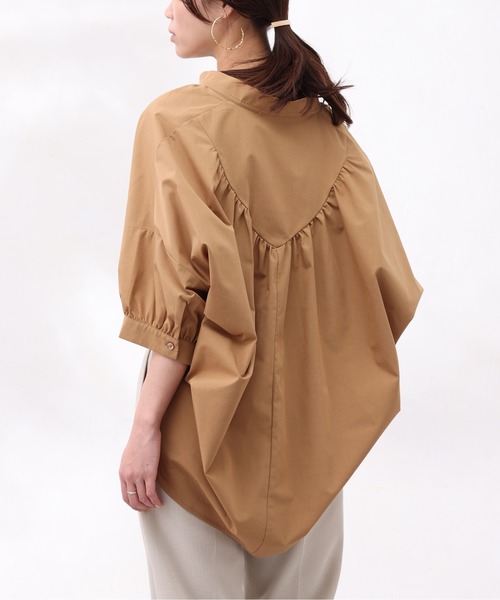 Chez toi（シェトワ）の「バックギャザースキッパーシャツ（シャツ/ブラウス・レディース・パープル/キャメル/オフホワイト/アイボリー・FREE）」の5枚目の写真