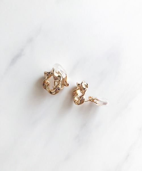 TIMELESS&THREE（タイムレスアンドスリー）の「メタルウェーブサークルイヤリング（イヤリング・レディース・ゴールド・FREE）」の3枚目の写真