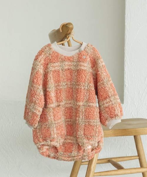 pairmanon（ペアマノン）の「【かぞくおそろい】【ベビー】シープボア ポケット ラグラン ロンパース（ロンパース・キッズ・アイボリー/オレンジ/ピンク系その他5/ベージュ系その他4/パープル/ピンク/ベージュ・80/70）」の6枚目の写真