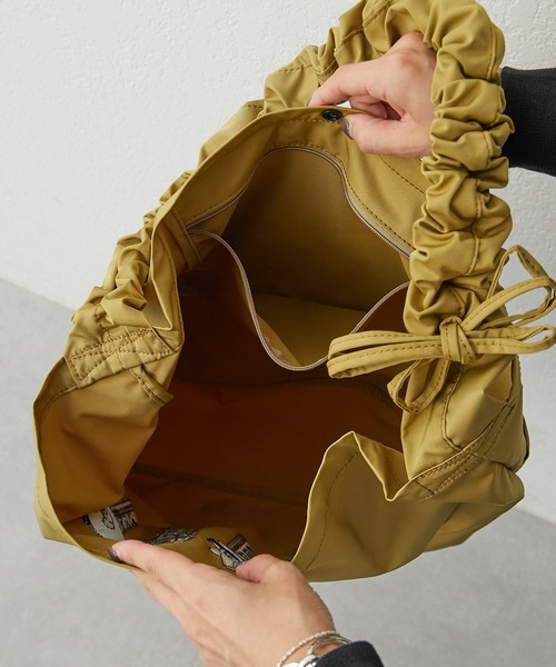 ear PAPILLONNER（イアパピヨネ）の「【PEZ(ペッツ)× ear】クロスショルダーバッグ/シャーリングリボン/ホーボーバッグ（ショルダーバッグ・レディース・カーキ/ブラック/ベージュ/グレー・FREE）」の9枚目の写真