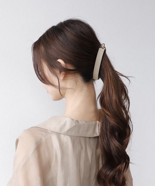 Three Four Time（ｽﾘｰﾌｫｰﾀｲﾑ）の「マットカラーワイドバナナクリップ（バレッタ/ヘアクリップ・レディース・ブラック/ベージュ・FREE）」の2枚目の写真