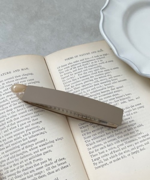 Three Four Time（ｽﾘｰﾌｫｰﾀｲﾑ）の「マットカラーワイドバナナクリップ（バレッタ/ヘアクリップ・レディース・ブラック/ベージュ・FREE）」の9枚目の写真