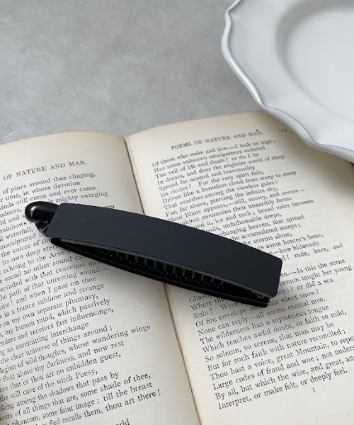 Three Four Time（ｽﾘｰﾌｫｰﾀｲﾑ）の「マットカラーワイドバナナクリップ（バレッタ/ヘアクリップ・レディース・ブラック/ベージュ・FREE）」の8枚目の写真