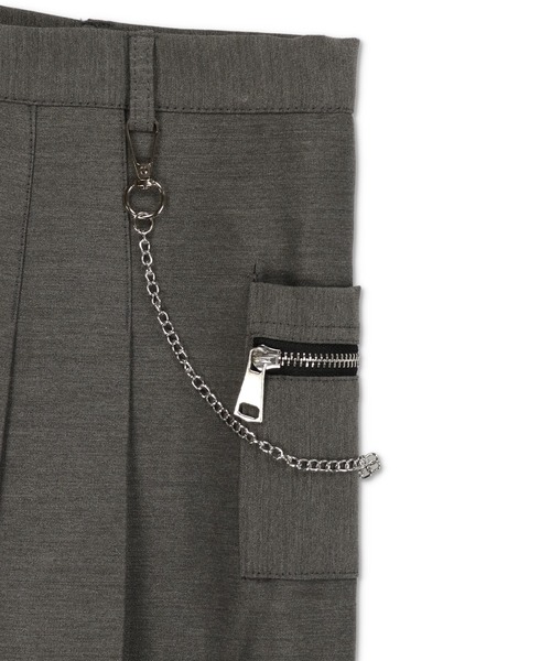 SPINNS（スピンズ）の「チェーンベルト付き プリーツミニスカート（スカート・レディース・ブラック/チャコール・ONESIZE）」の5枚目の写真