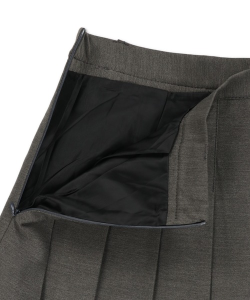 SPINNS（スピンズ）の「チェーンベルト付き プリーツミニスカート（スカート・レディース・ブラック/チャコール・ONESIZE）」の6枚目の写真