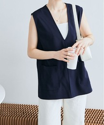 もっちもちの触り心地がやみつき。「mochiz」全方向 ストレッチ 深Vネック ベスト