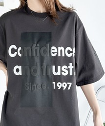 立体感のある発泡プリントがこなれ感たっぷり。立体ロゴプリント配色Tシャツ