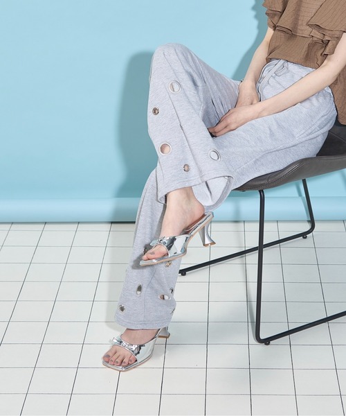 THE YOn（ザヨン）の「オープントゥエナメルリボンミュール（サンダル・レディース・シルバー/ブラウン/ライム/ブラック・36/37/38）」の18枚目の写真