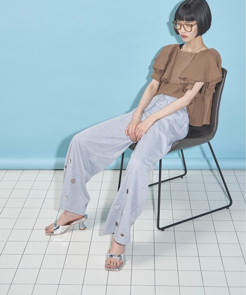 THE YOn（ザヨン）の「オープントゥエナメルリボンミュール（サンダル・レディース・シルバー/ブラウン/ライム/ブラック・36/37/38）」の17枚目の写真