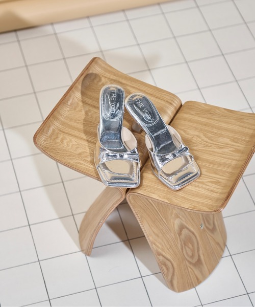 THE YOn（ザヨン）の「オープントゥエナメルリボンミュール（サンダル・レディース・シルバー/ブラウン/ライム/ブラック・36/37/38）」の19枚目の写真