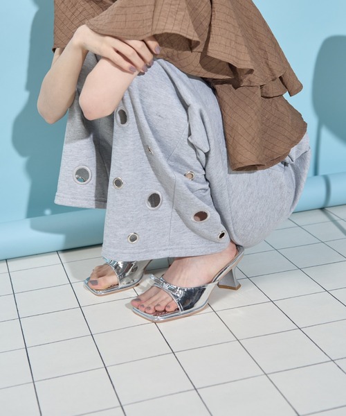 THE YOn（ザヨン）の「オープントゥエナメルリボンミュール（サンダル・レディース・シルバー/ブラウン/ライム/ブラック・36/37/38）」の8枚目の写真