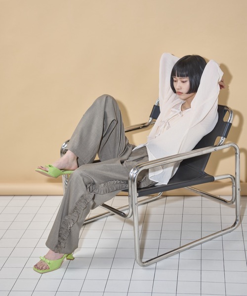 THE YOn（ザヨン）の「オープントゥエナメルリボンミュール（サンダル・レディース・シルバー/ブラウン/ライム/ブラック・36/37/38）」の12枚目の写真