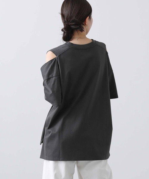 anana(アナナ)の「ショルダースリットカットソー(Tシャツ/カットソー・レディース・チャコールグレー/オフホワイト・FREE)」の4枚目の写真