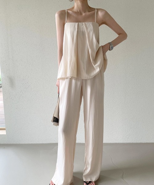 Doula Doula（ドゥーラドゥーラ）の「セットアップ キャミソール&パンツ 2点セット（セットアップ・レディース・ベージュ/ネイビー・FREE）」の3枚目の写真