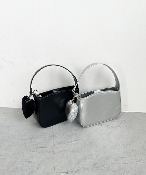 Me%（ミィパーセント）の「ハートチャーム付きポーチショルダー 126855（ショルダーバッグ・レディース・シルバー/ブラック・FREE）」の3枚目の写真