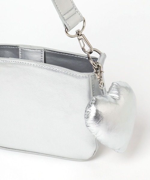 Me%（ミィパーセント）の「ハートチャーム付きポーチショルダー 126855（ショルダーバッグ・レディース・シルバー/ブラック・FREE）」の15枚目の写真