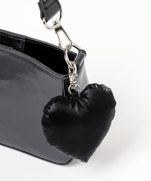 Me%（ミィパーセント）の「ハートチャーム付きポーチショルダー 126855（ショルダーバッグ・レディース・シルバー/ブラック・FREE）」の10枚目の写真