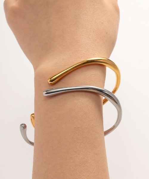 Coo+i(クーイ)の「ウェーブラインバングル(バングル/リストバンド・レディース・シルバー/ゴールド・FREE)」の4枚目の写真