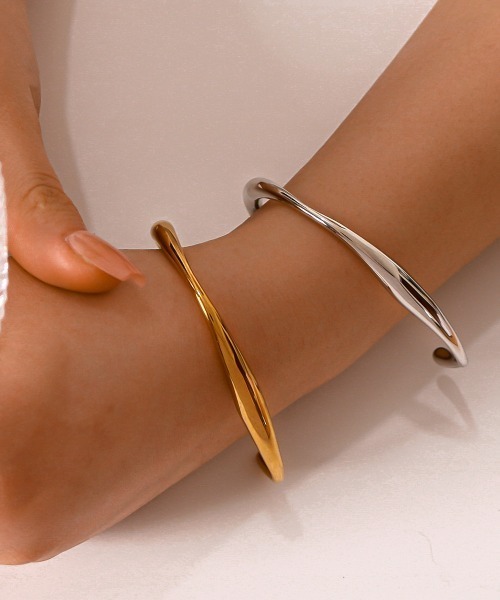 Coo+i(クーイ)の「ウェーブラインバングル(バングル/リストバンド・レディース・シルバー/ゴールド・FREE)」の5枚目の写真