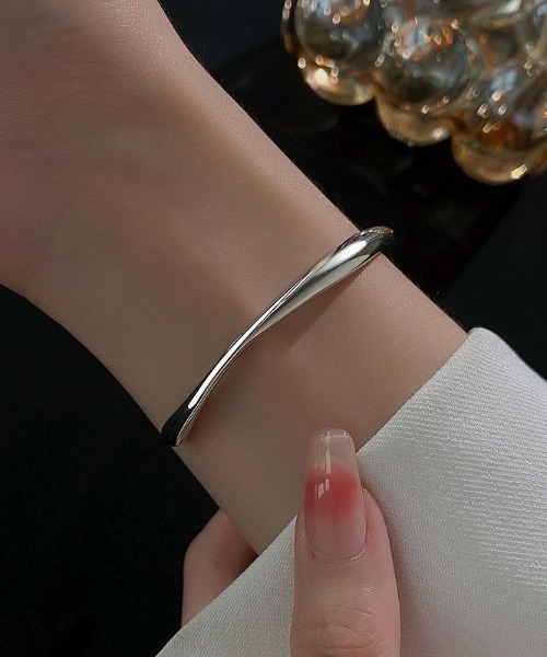 Coo+i(クーイ)の「ウェーブラインバングル(バングル/リストバンド・レディース・シルバー/ゴールド・FREE)」の9枚目の写真