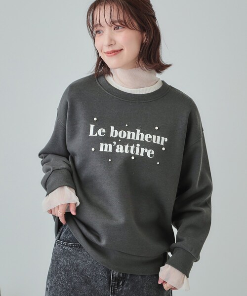DRESKIP(ドレスキップ)の「【S-LL】フェイクパール付きロゴ裏起毛トップス(Tシャツ/カットソー・レディース・ベージュ/ネイビー/チャコールグレー・01/02/03/04)」の2枚目の写真