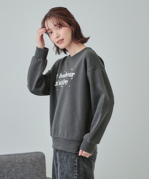 DRESKIP(ドレスキップ)の「【S-LL】フェイクパール付きロゴ裏起毛トップス(Tシャツ/カットソー・レディース・ベージュ/ネイビー/チャコールグレー・01/02/03/04)」の21枚目の写真