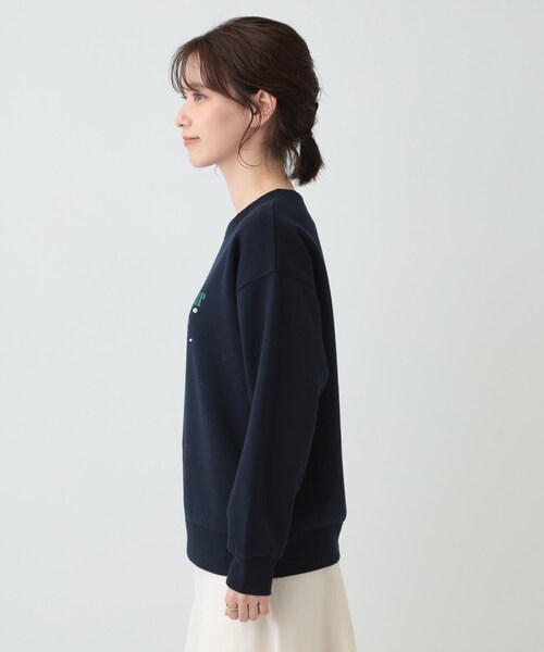 DRESKIP(ドレスキップ)の「【S-LL】フェイクパール付きロゴ裏起毛トップス(Tシャツ/カットソー・レディース・ベージュ/ネイビー/チャコールグレー・01/02/03/04)」の8枚目の写真
