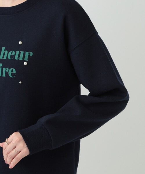 DRESKIP(ドレスキップ)の「【S-LL】フェイクパール付きロゴ裏起毛トップス(Tシャツ/カットソー・レディース・ベージュ/ネイビー/チャコールグレー・01/02/03/04)」の5枚目の写真