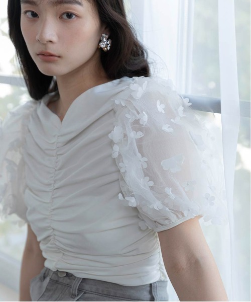 RANDA（ランダ）の「【Flower Collection】3Dフラワーシャーリングトップス（Tシャツ/カットソー・レディース・ベージュ/ブラック/ホワイト・FREE）」の4枚目の写真