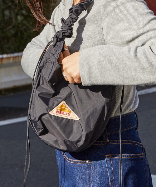 FREAK'S STORE（フリークスストア）の「限定展開　KELTY × FREAK'S STORE/ケルティ 別注 SHRINK CURVE SHOULDER/別注 シュリンク カーブ ショルダー（ショルダーバッグ・レディース・ブラック/グレー/ベージュ・ONE SIZE）」の7枚目の写真