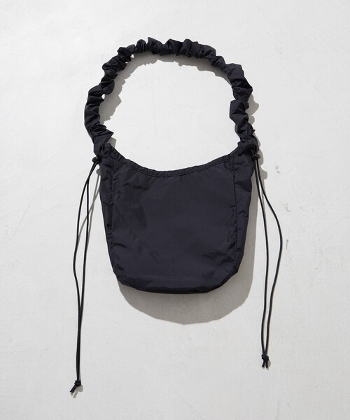 FREAK'S STORE（フリークスストア）の「限定展開　KELTY × FREAK'S STORE/ケルティ 別注 SHRINK CURVE SHOULDER/別注 シュリンク カーブ ショルダー（ショルダーバッグ・レディース・ブラック/グレー/ベージュ・ONE SIZE）」の5枚目の写真