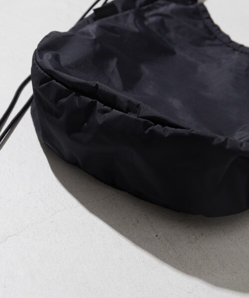 FREAK'S STORE（フリークスストア）の「限定展開　KELTY × FREAK'S STORE/ケルティ 別注 SHRINK CURVE SHOULDER/別注 シュリンク カーブ ショルダー（ショルダーバッグ・レディース・ブラック/グレー/ベージュ・ONE SIZE）」の4枚目の写真