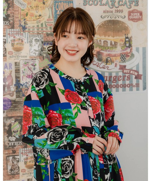 ScoLar（スカラー）の「151607：ウサギとバラ・小花柄ネコ 2柄展開ワンピース（ワンピース・レディース・ピンク/グリーン・M）」の6枚目の写真