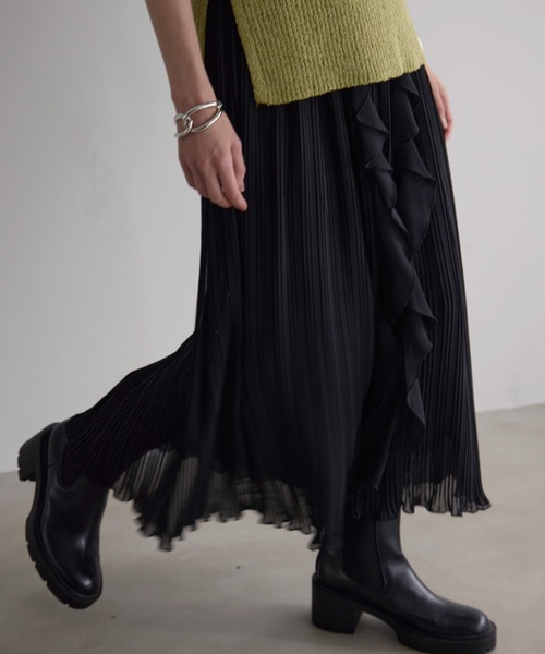 MIELI INVARIANT（ミエリインヴァリアント）の「Pleat Ruffle Mellow Skirt（スカート・レディース・アイボリー/ブラック/パープル・FREE）」の6枚目の写真