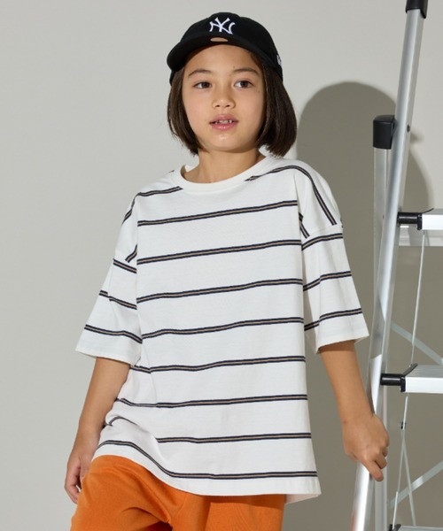 Auntie Rosa Holiday（アンティローザホリデー）の「オーバーサイズボーダーTEE（Tシャツ/カットソー・キッズ・オフホワイト/チャコールグレー/ブルー/ネイビー/グリーン・130/140/150/160）」の2枚目の写真